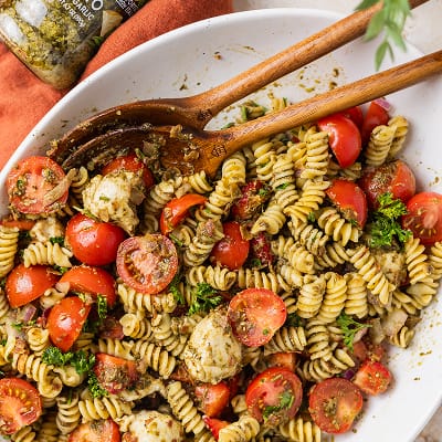 Kesäinen pastasalaatti pestolla