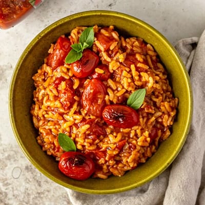 Uunirisotto tomaatilla ja basilikalla
