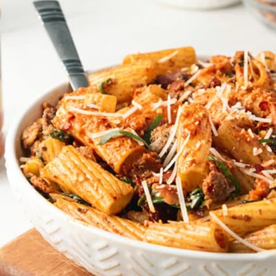 Rigatoni punaisella pestolla ja pekonilla