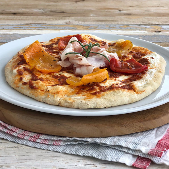 Pizzaa aurinkokuivatulla tomaatti ja valkosipulikastikkeella, grillattuja paprikoita ja pekonia