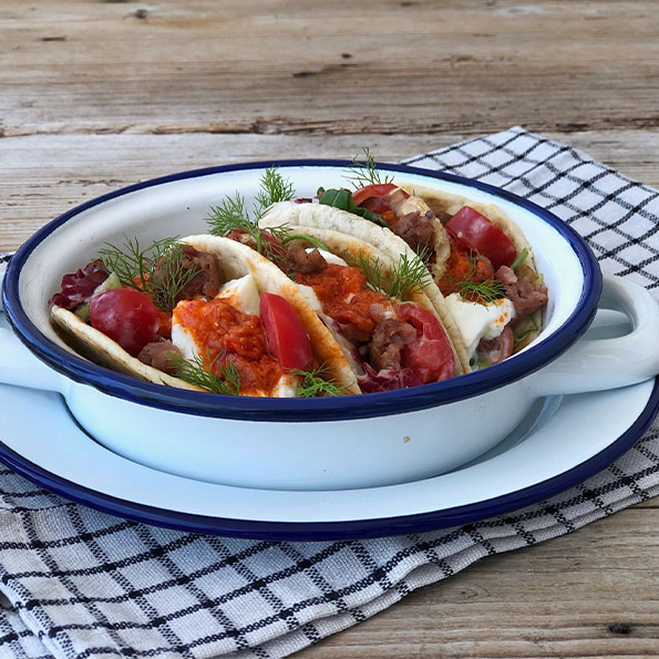 Makkaratacoja Mozzarella-Chilipastakastikkeen kera