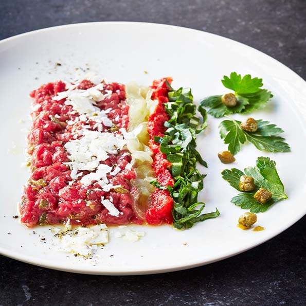 Härkätartar grillattua sipulia, aurinkokuivattuja tomaatteja ja suolattua ricottaa