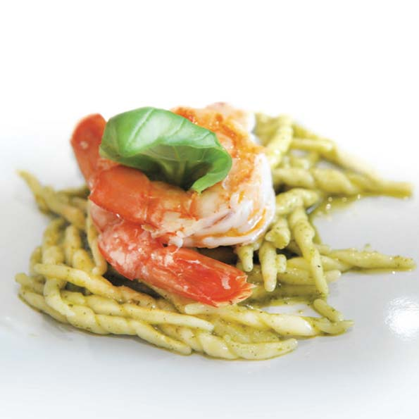 Trofie Pastaa Pesto alla Genovesen ja katkarapujen kanssa