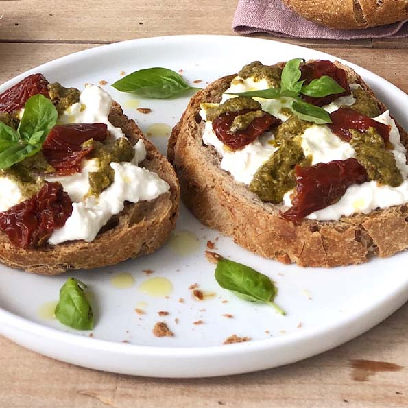Bruschetta Burratan ja Pesto alla Genovesen kanssa