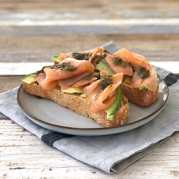 Avokadoleipää savulohella ja Pesto alla Rucola