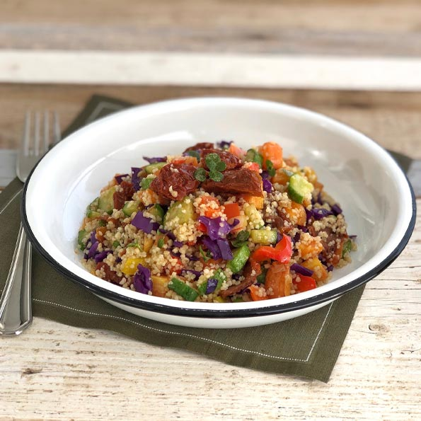 Couscous vihannesten ja kuivien tomaattien kanssa