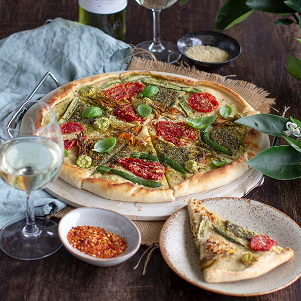 Vegaaninen Primavera Pizza kesäkurpitsan kukkien kanssa