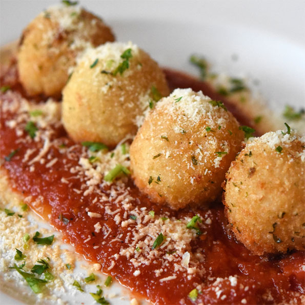 Arancini ja Mozzarella &amp; Peperoncino-kastike
